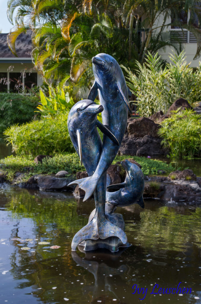 Statue of three dolphins together